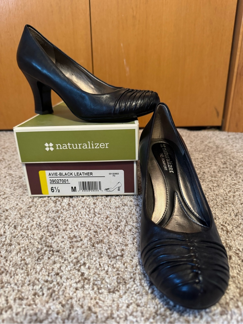 Naturalizer Black Leather Ruched Toe Mid Heel Pumps